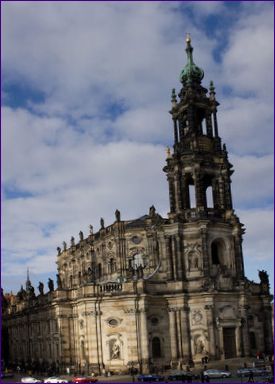 Die Hofkirche ist eine katholische Hofkirche