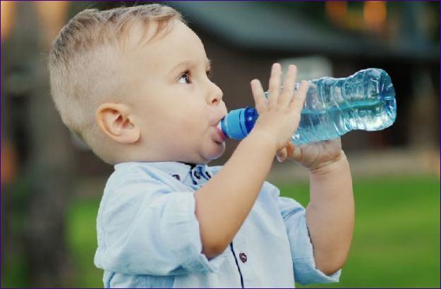Das Kind trinkt sehr viel Wasser