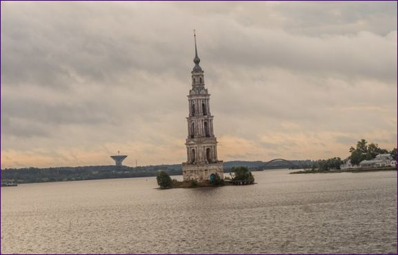 Glockenturm der St.-Nikolaus-Kathedrale