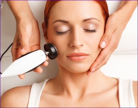 Wie Sie Ihr Gesicht zu Hause und bei einer Kosmetikerin verjüngen können: 10 wirksame Methoden